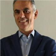 Docente di matematica impartisce lezioni per studenti della scuola secondaria di primo grado